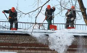 Уборка снега и наледи с крыш. Промышленные альпинисты. 