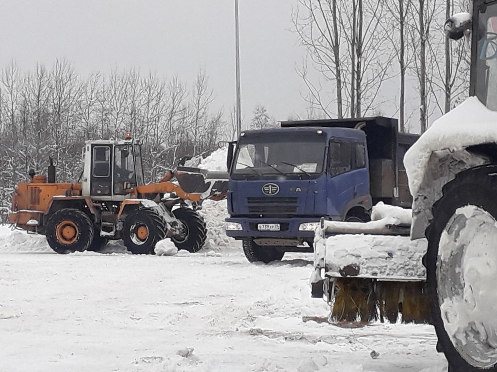 Уборка снега тракторами, цена в Череповце от компании Песок, шлак, щебень  уже через 2 часа от 1 до 40 тонн