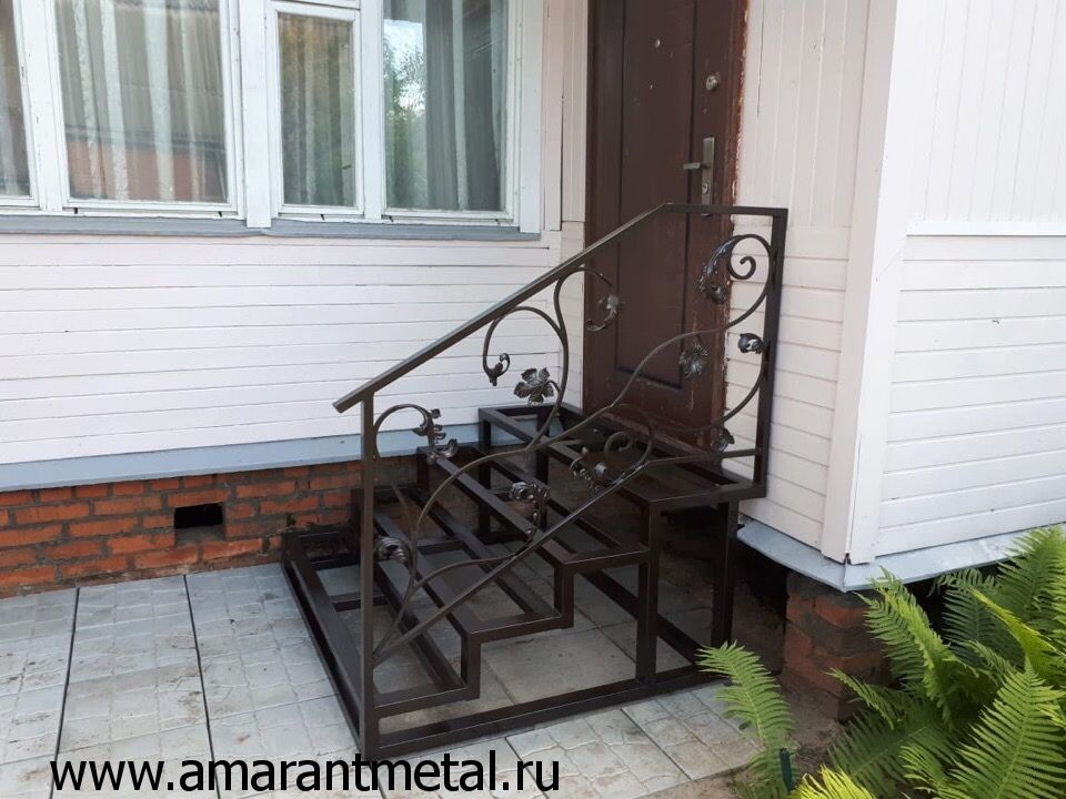 Уличная металлическая лестница Приставное крыльцо из металла и ДПК
