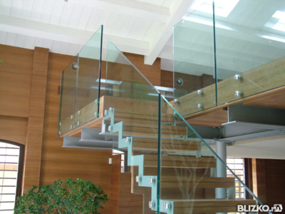 Лестница, стеклянное ограждение на креплениях из нержавеющей стали