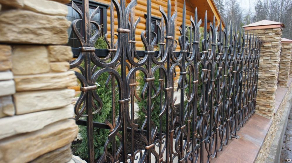 Стоимость кованого забора. Кованый забор. Красивые кованые заборы. Красивые заборы из металла. Декоративный кованый забор.
