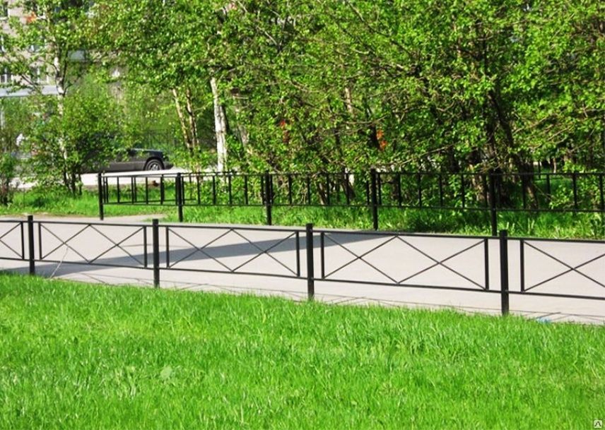 Забор для ограждения газона