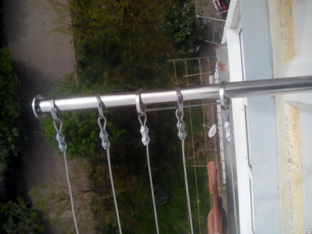 Веселое спасение зацепившегося за веревки на балконе кота в Таганроге сняли на видео