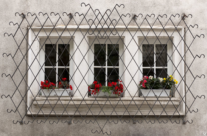Стационарные металлические решетки на окно